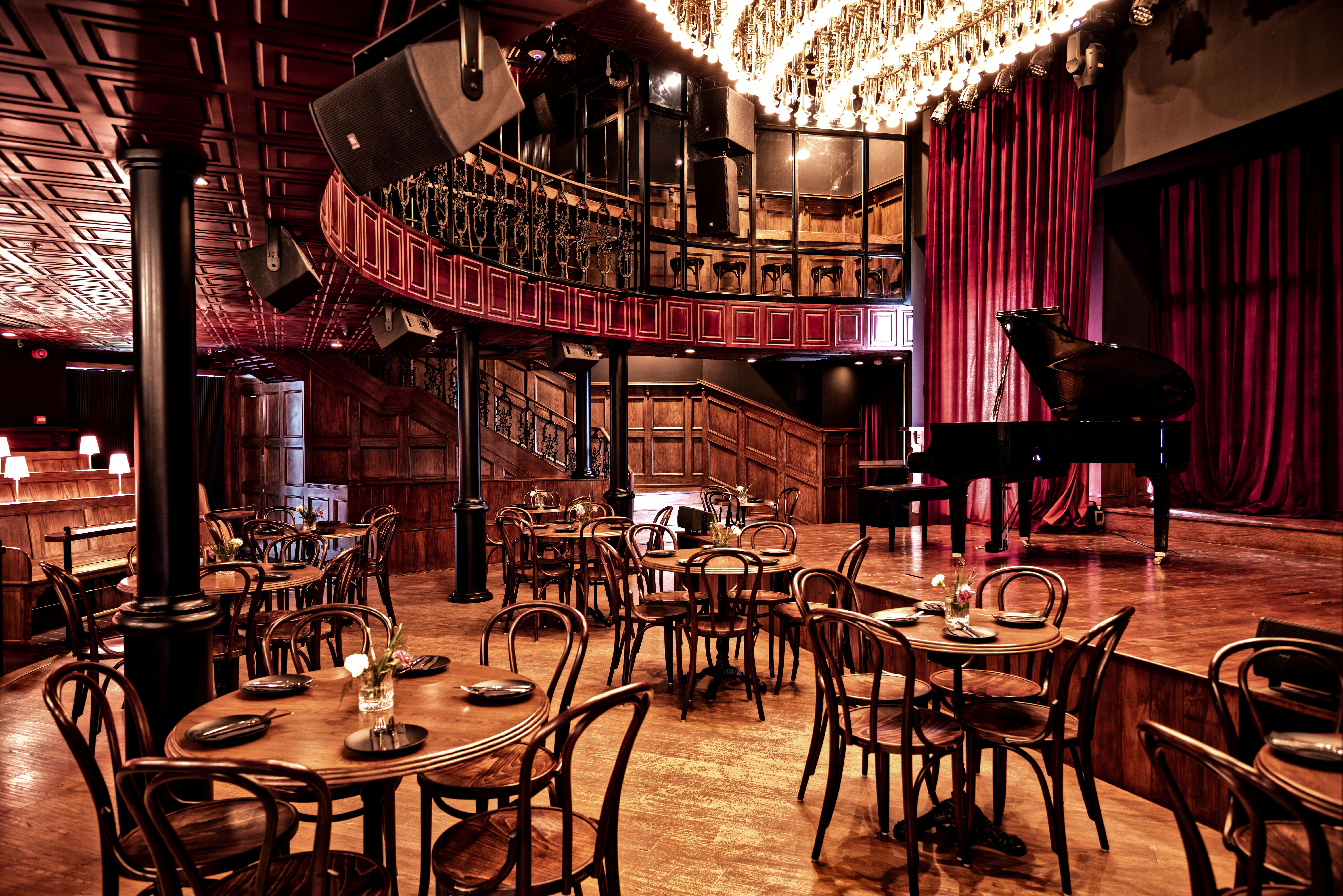 Джазовый ресторан в москве. Ресторан в стиле джаз. Джаз бары в америке. Интерьеры джаз клубов. Джазовый ресторан в москве.